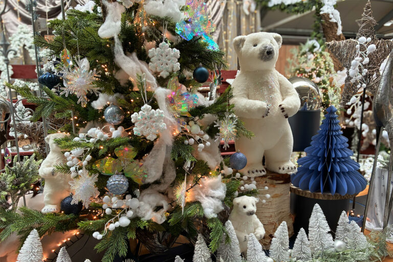 weihnachtsdeko in weiss und blau vom weihnachtsbasar im erstes aachener gartencenter